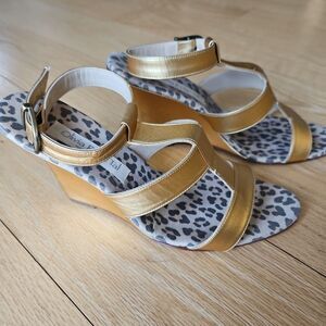 Olivia‎ Rose Tal New York Women Size 7 Gold With Cheetah Footbed Wedge Sandals
